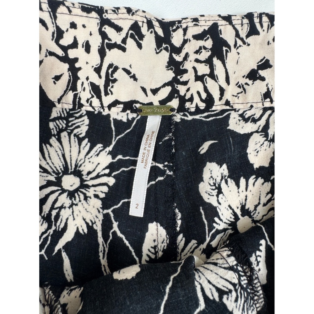 Free People Black Cream Floral High Waisted Shorts Size 2 Side Zip Pocket - Picture 3 of 9